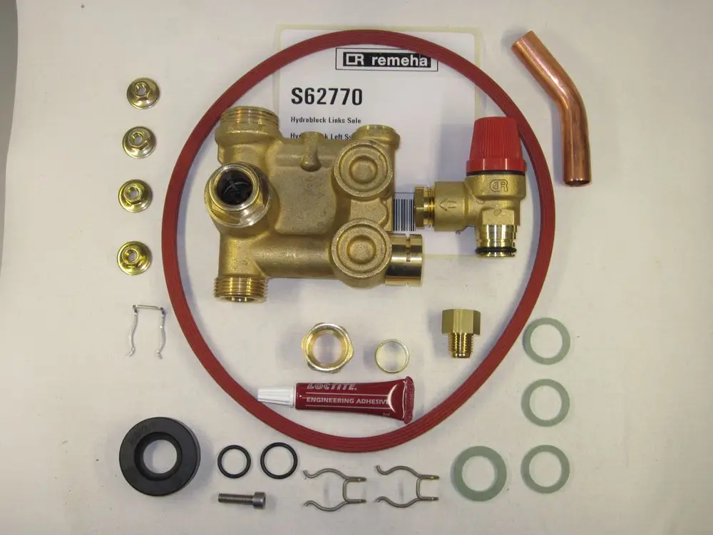 Remeha Hydroblock mit verschiedenen Behältern, Dichtungen, Verbindungsstücken und einer Tube Loctite, angeordnet auf einem hellen Untergrund.